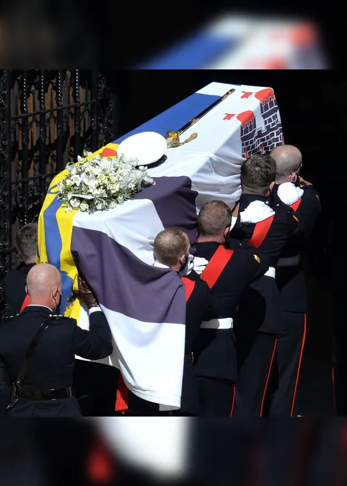 Imagem ilustrativa da imagem Procissão real e momento de silêncio marcam funeral de príncipe Philip