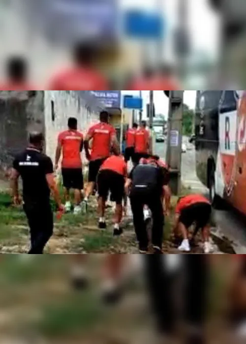 Imagem ilustrativa da imagem Jogadores descem do ônibus e entram em confronto com torcedores