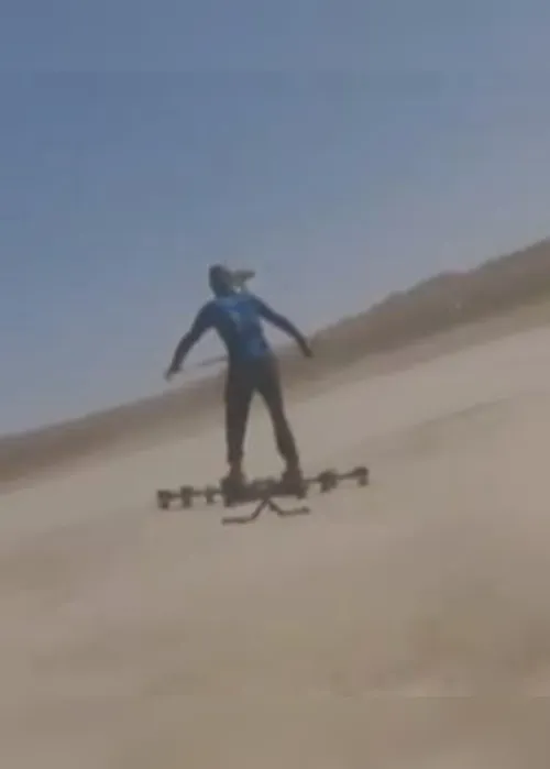 Imagem ilustrativa da imagem VÍDEO | Homem viraliza ao circular com “skate voador”