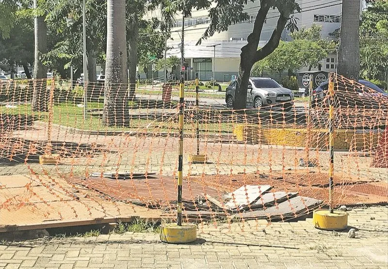 Placas soltas na Estação de Tratamento de Esgoto da Cesan, em praça do bairro Bento Ferreira, em Vitória