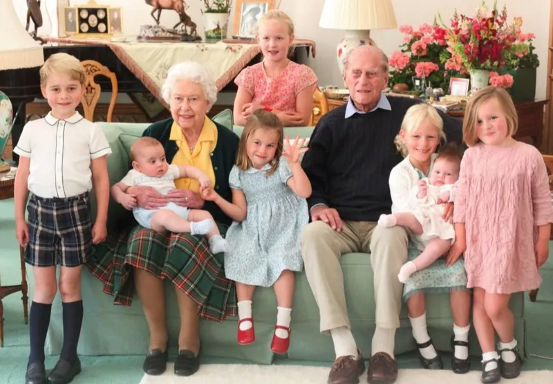 Os príncipes George e Louis, a rainha Elizabeth II, a príncipe Charlotte, Savannah Philips, príncipe Philip, Isla Philips, Lena Tindall e Mia Tindall