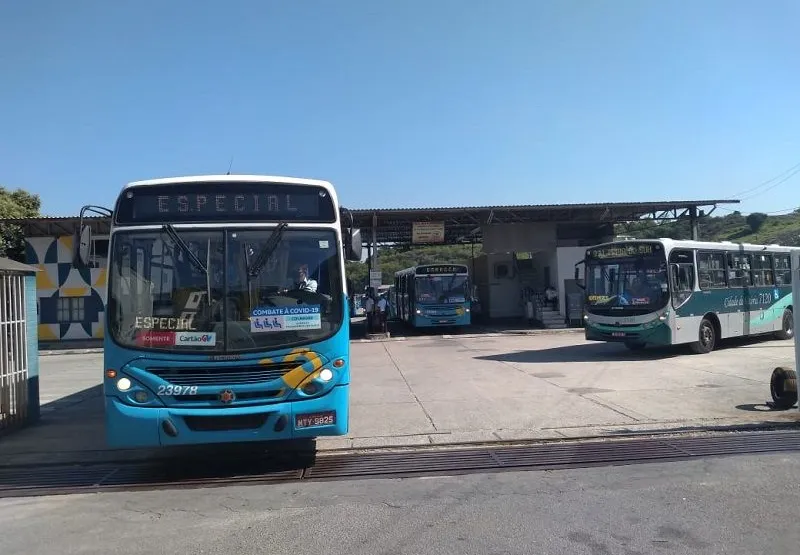 Ônibus deixam a garagem da viação Grande Vitória, na rodovia Serafim Derenzi, em Vitória