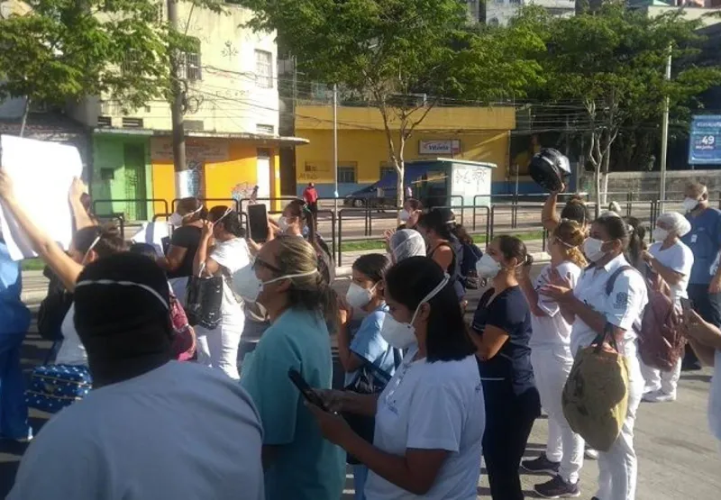 Protesto de técnicos enfermagem do Hospital Estadual de Urgência e Emergência.