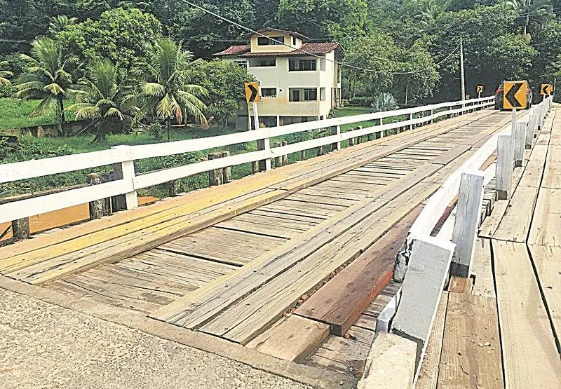 Ponte com estrutura improvisada de madeira em Alfredo Chaves. Estrutura faz parte da rodovia ES-146
