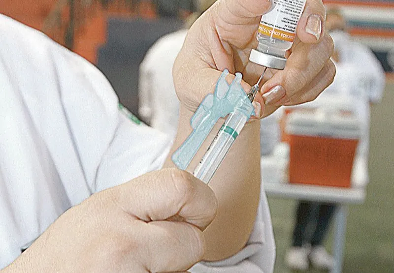 Profissional da saúde prepara  vacina de Covid-19 para aplicação