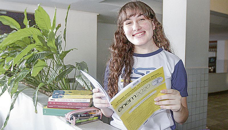 A estudante Ludmila Coelho contou que, para se preparar para a prova, fazia uma redação por semana (Foto: Kadidja Fernandes / AT)