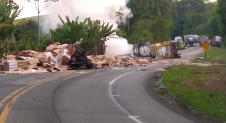 Acidente com carreta que transportava carga de peróxido de hidrogênio interdita a BR-101 em Rio Novo do Sul. (Foto: Reprodução vídeo/Internauta)