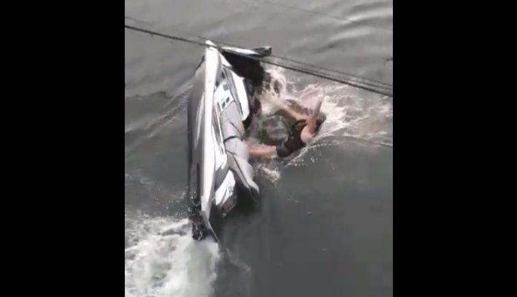 Acidente de jet ski no canal de Camburi, em Vitória (Foto: Reprodução vídeo/Internauta)