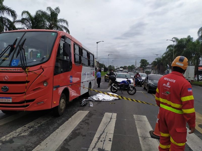 Motociclista morreu em acidente na BR-101, em Carapina. (Foto: Júlia Afonso)