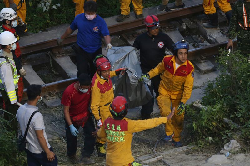 Um trem expresso com cerca de 500 passageiros descarrilou em um trecho de túnel perto da cidade costeira de Hualien, em Taiwan (Foto: Chiang Ying-Ying / AP / Agência Estado)