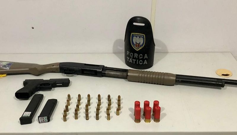 A polícia apreendeu uma pistola de calibre .40, uma espingarda de calibre 12, carregadores e várias munições (Foto: Divulgação)