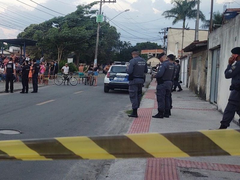 A vítima foi morta na tarde desta sexta-feira (23) em uma praça do bairro Serra Dourada II (Foto: Taynara Nascimento)