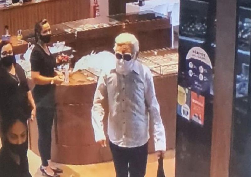 Armado, ele ameaçou as funcionárias e ainda conseguiu fugir, depois de tirar o disfarce (Foto: Reprodução)