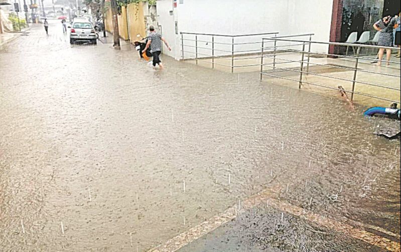 Trecho ligado à BR-101, no centro de Fundão, alagado: dor de cabeça para comerciantes em dias de chuva. (Foto: Breno Biss Nunes)