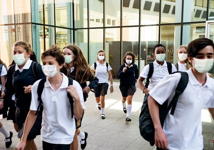 Alunos com máscara na escola (Foto: Freepik)