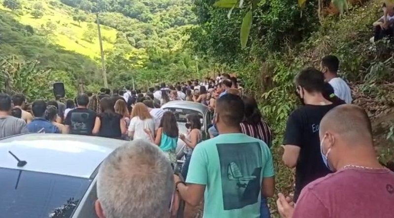 Amigos e parentes fizeram homenagem a Felippe Gussão no local onde ele desapareceu (Foto: Reprodução/Vídeo)