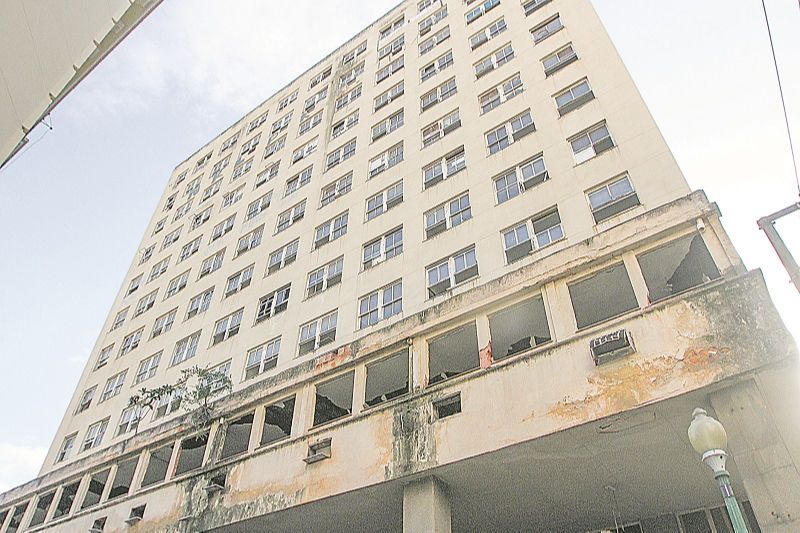 Fachada do prédio, localizado na Praça Costa Pereira, no Centro (Foto: Beto Morais/AT)