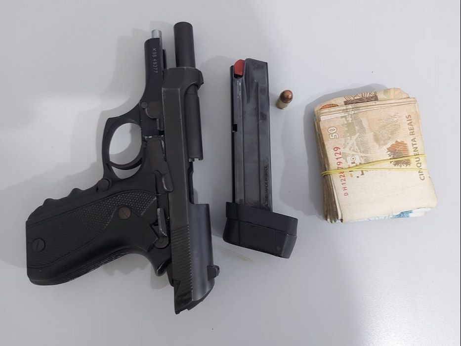 Arma e dinheiro apreendidos (Foto: Divulgação Polícia Civil)