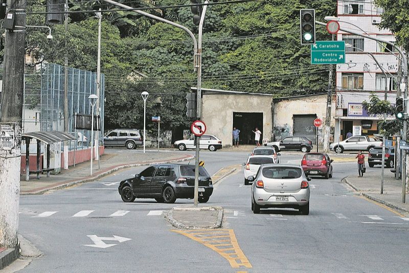 Condutor é flagrado em manobra não permitida no cruzamento. Risco de acidentes é intenso, segundo morador (Foto: Fábio Nunes/ AT)
