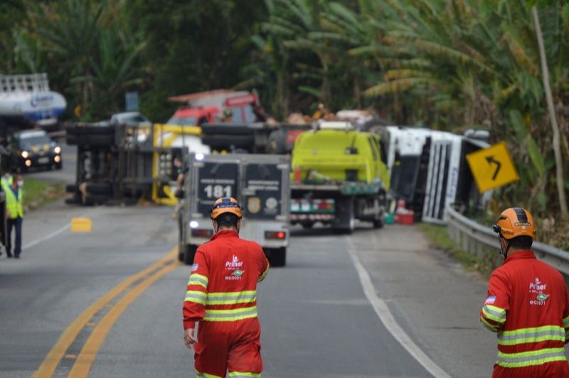 BR 101 Sul é liberada 24 horas após acidente com carreta carregada de produto químico (Foto: Alessandro de Paula)