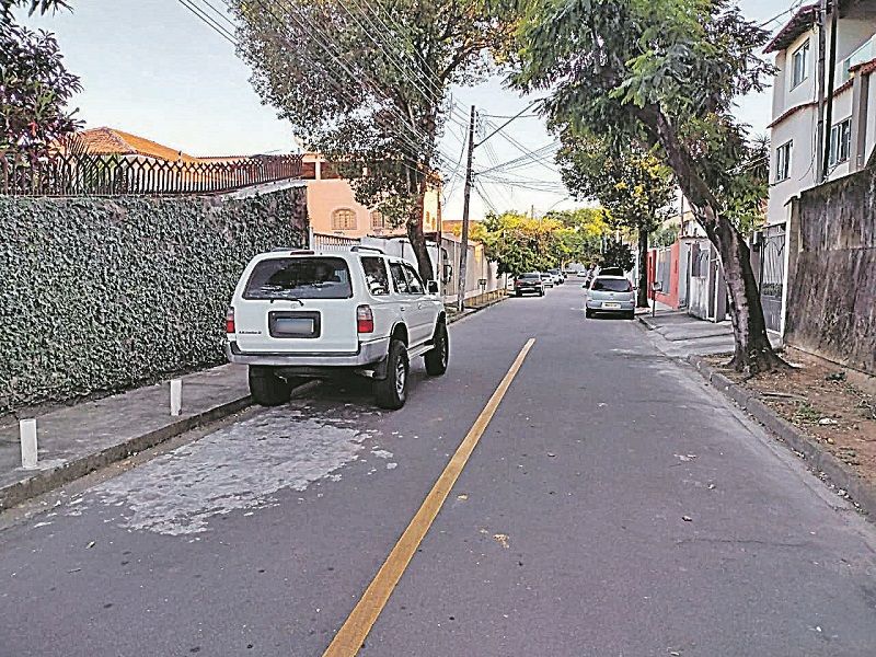 Carro na contramão em rua de Vitória: pedido por mais fiscalização para inibir estacionamento irregular (Foto: Antônio Jacimar Pedron)