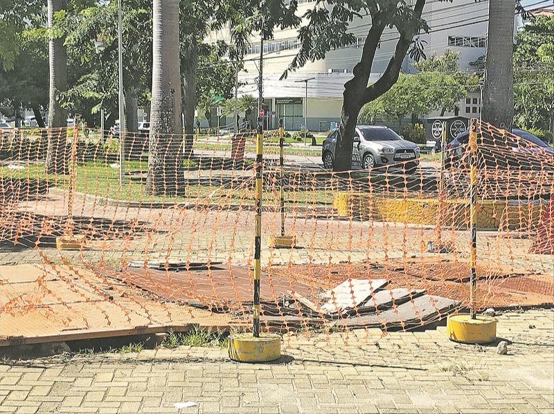 Placas soltas na Estação de Tratamento de Esgoto da Cesan, em praça do bairro Bento Ferreira, em Vitória (Foto: Willians Bermudes)