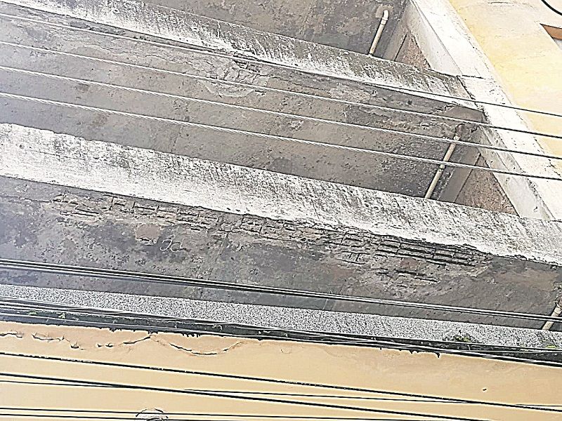 Prédio garagem da rua Sete de Setembro, no Centro, não recebe manutenção e tem ferragem corroída exposta (Foto: Maria Aparecida Bonatti de Moraes)