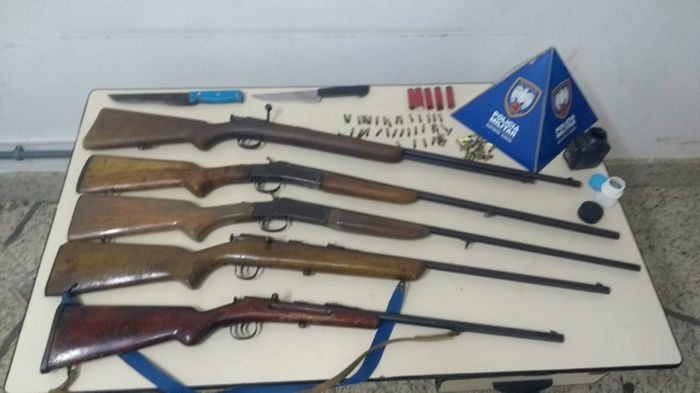 Espingardas apreendidas pela polícia (Foto: Divulgação Polícia Militar)