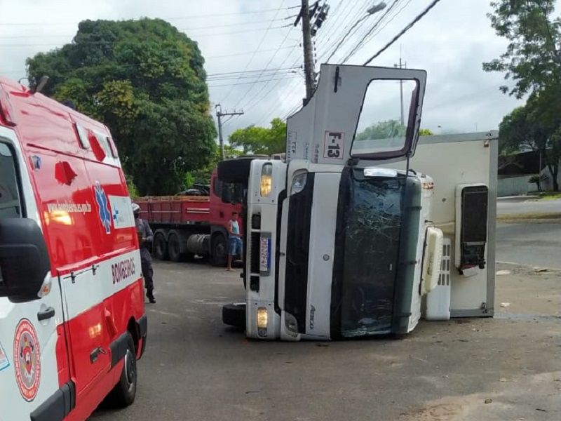 O trânsito precisou ser interrompido no sentido Centro para que os guinchos pudessem fazer todo o processo para reerguer o veículo (Foto: Divulgação)