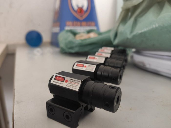 Mira laser para pistola encontrada na casa (Foto: Divulgação Polícia Militar)