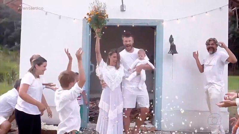 Rodrigo Hilbert e Fernanda Lima em frente a capela construída (Foto: Reprodução / TV Globo)