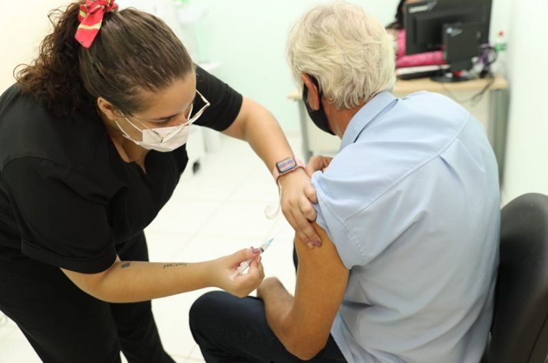 Idoso recebe vacina contra Covid-19 (Foto: Claudio Postay/ PMC)