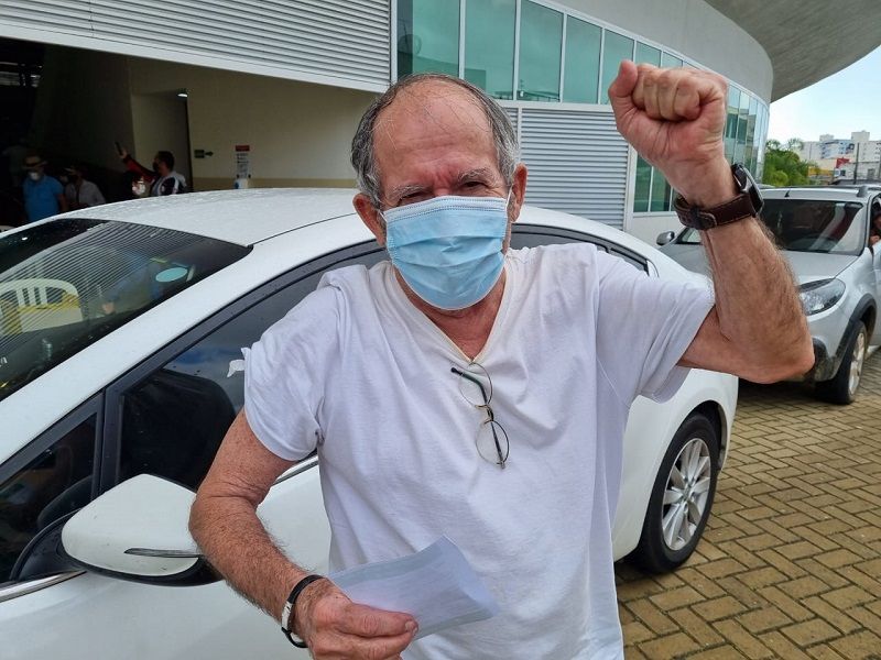 Carlos César Guterres Có, de 79 anos, dormiu na fila para garantir a segunda dose da vacina em Guarapari (Foto: Roberta Bourguignon)