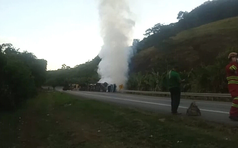 Carreta levava produto químico quando aconteceu o acidente na BR-101 Sul (Foto: Reprodução/Vídeo)
