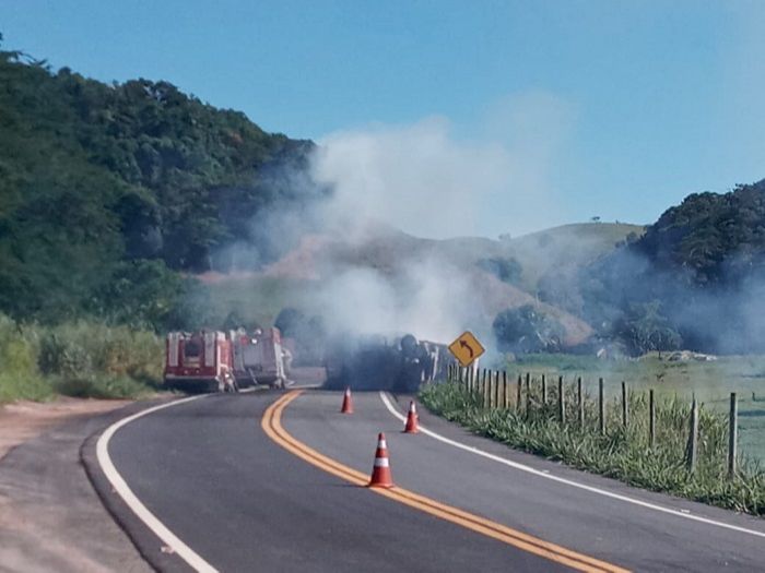 Acidente foi em uma curva da rodovia (Foto: Divulgação)