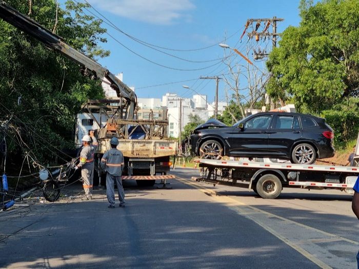 Veículo ficou com a frente destruída (Foto: Roberta Bourguignon)