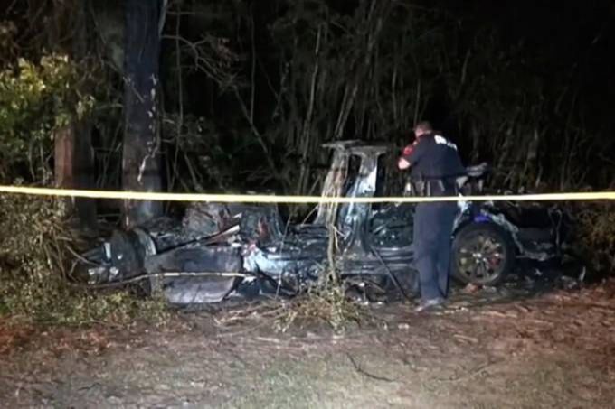 Carro da Tesla, sem piloto, bate em árvore e mata duas pessoas (Foto: KTRK-TV/ABC13/Reprodução)