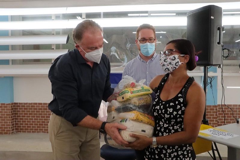 Casagrande entrega cestas básicas em escola na Serra (Foto: Divulgação/Governo do ES)