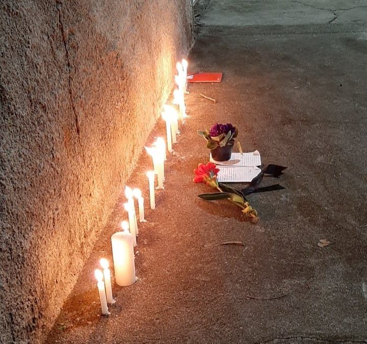 Em homenagem ao casal, vizinhos, amigos e familiares prestaram colocaram velas e cartazes com mensagens na porta da casa onde moravam (Foto: Acervo Pessoal)