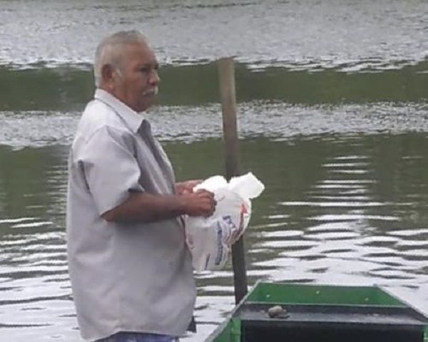 A hipótese é que o catador de caranguejo José Mário de Araújo, de 70 anos, tenha tido um mal súbito, caído e se afogado (Foto: Acervo Pessoal)
