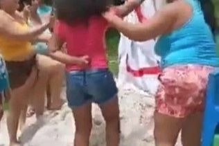 Crianças choravam e gritavam durante o ritual. (Foto: Reprodução)