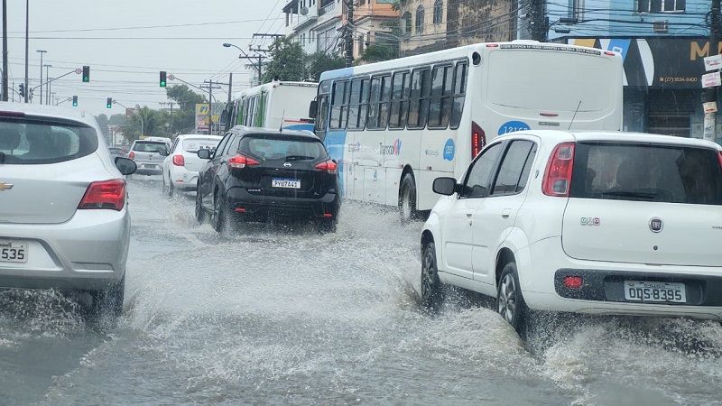 O volume de chuva pode causar alagamentos e deslizamentos no Estado (Foto: Taynara Nascimento)