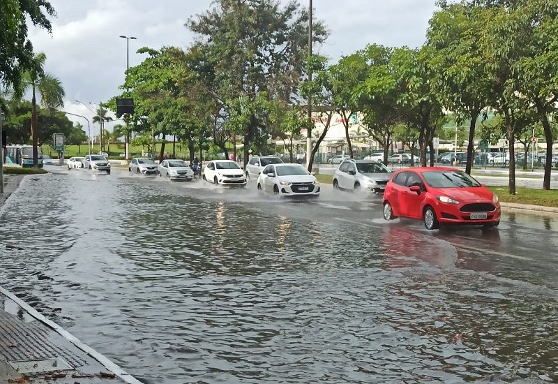 A chuva durou cerca de meia hora, mas foi suficiente para deixar pontos de alagamento em Vitória (Foto: Dayana Souza)