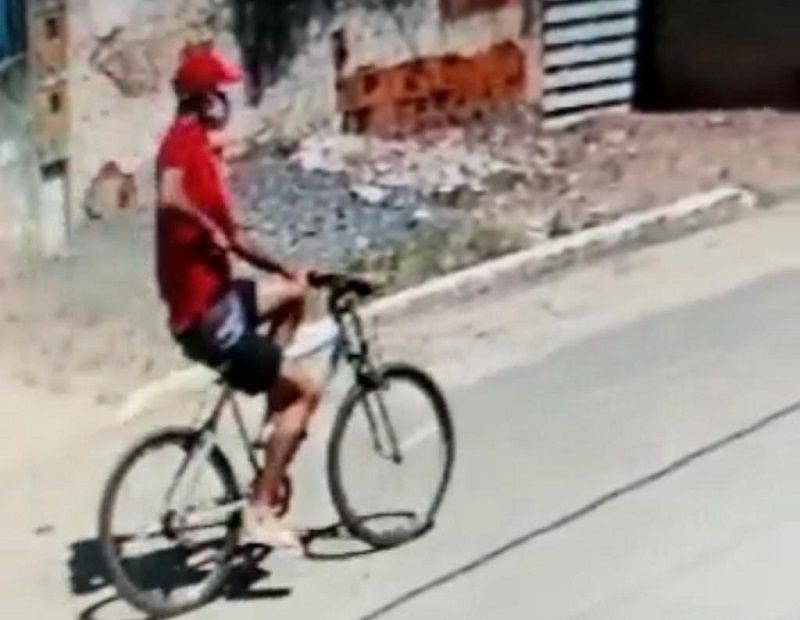O crime foi registrado por uma câmera de videomonitoramento (Foto: Reprodução de vídeo)