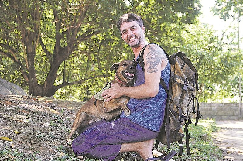 Heuberth com Sukita: relação de amizade, companheirismo e lealdade em caminhada pelas estradas (Foto: Beto Barbosa)