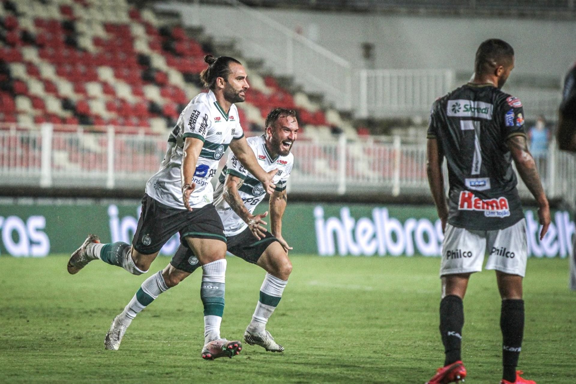 Na Arena Joinville, o Coritiba fez 3 a 2 sobre o Operário (Foto: Reprodução/ www.coritiba.com.br)