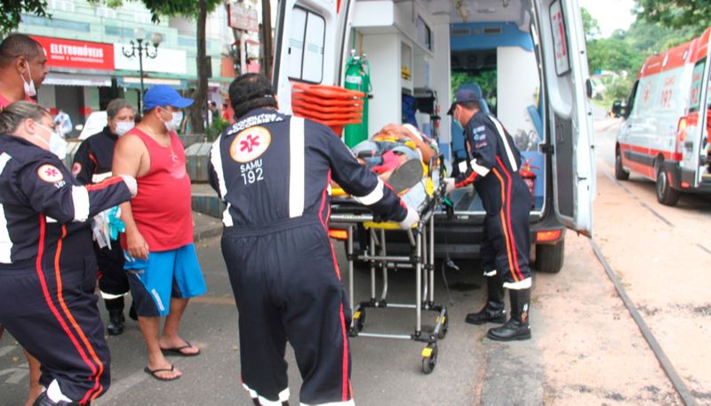 Resgate da vítima qe foi esfaqueada e está internada em estado grave (Foto: Beto Barbosa)