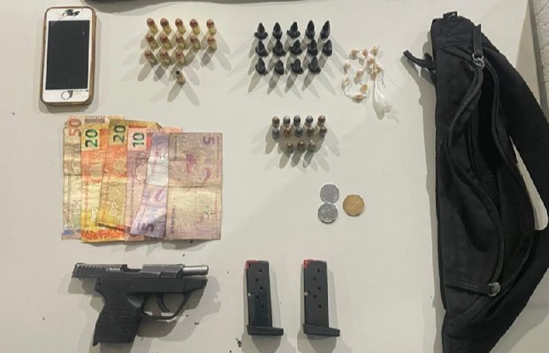 Foram apreendidas uma pistola calibre .380 com seis munições, um carregador com seis munições do mesmo calibre, outro carregador com 14 munições calibre .40, 13 pinos de cocaína, 12 pedras de crack e R$ 112,25 em espécie (Foto: Divulgação)