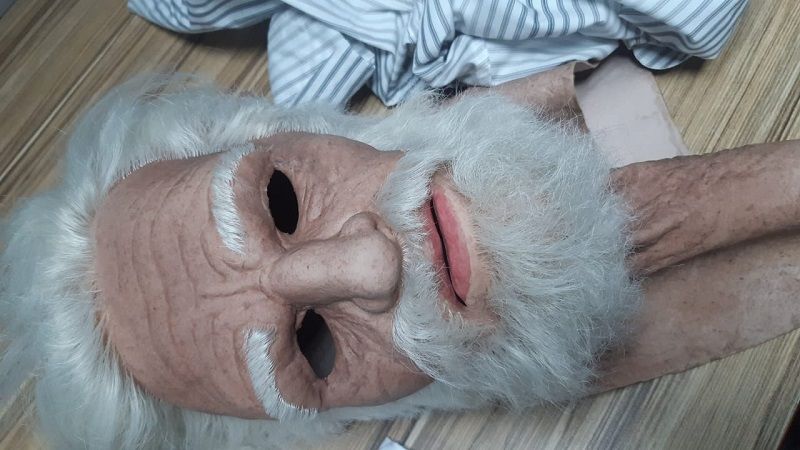 Usando uma máscara que simulava o rosto de um idoso, um bandido tentou roubar uma joalheria (Foto: Divulgação/ PC)