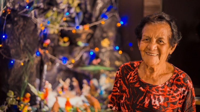 Dona Iraci, em frente a seu famoso Presépio, que fazia questão de montar todos os anos. (Foto: Reprodução/Acervo Familiar)